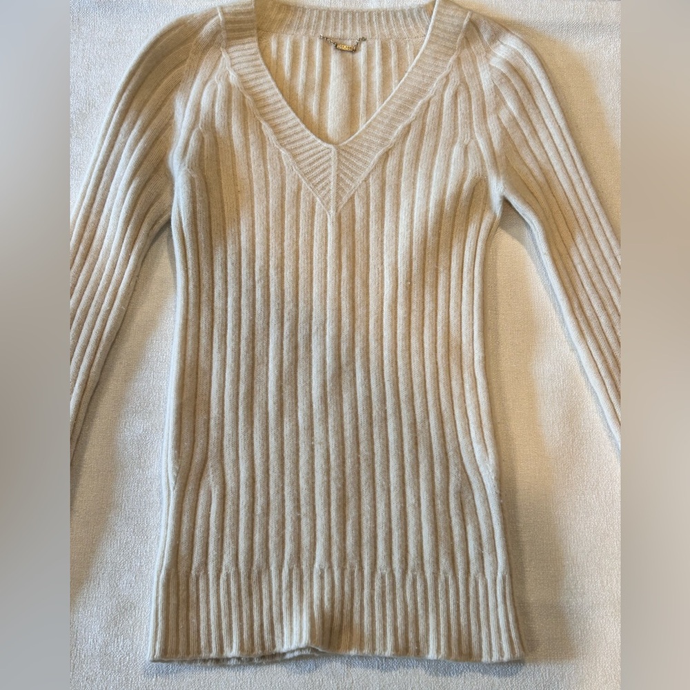 The Row Cashmere Blend Ribbed V-neck Sweater - Picture 14 of 14